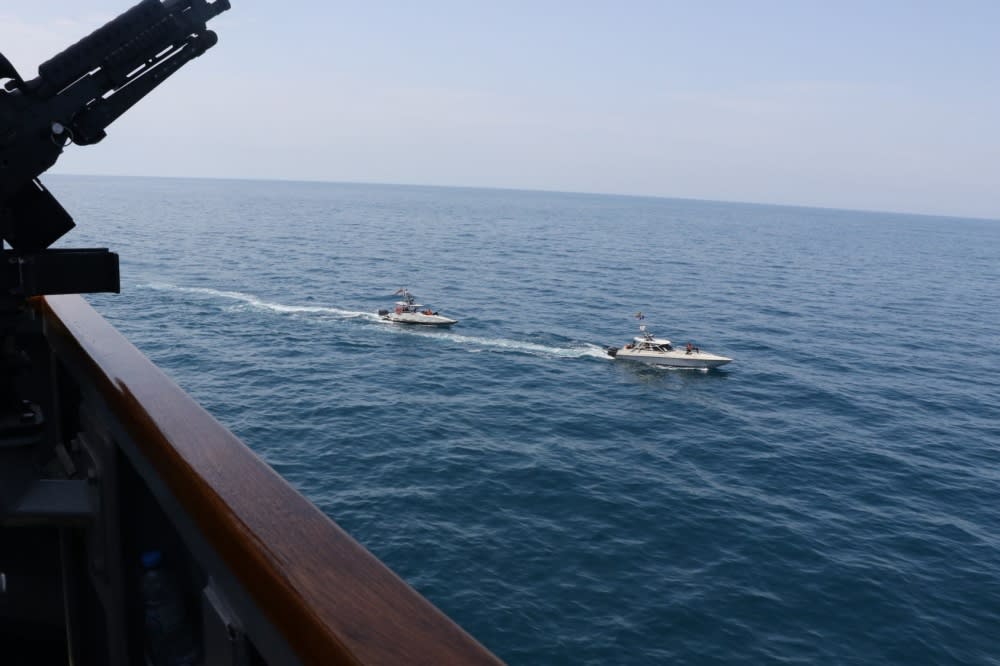 الأسطول الخامس الأمريكي ينشر مشاهد لحظة "تحرش" البحرية الإيرانية بسفنه في الخليج