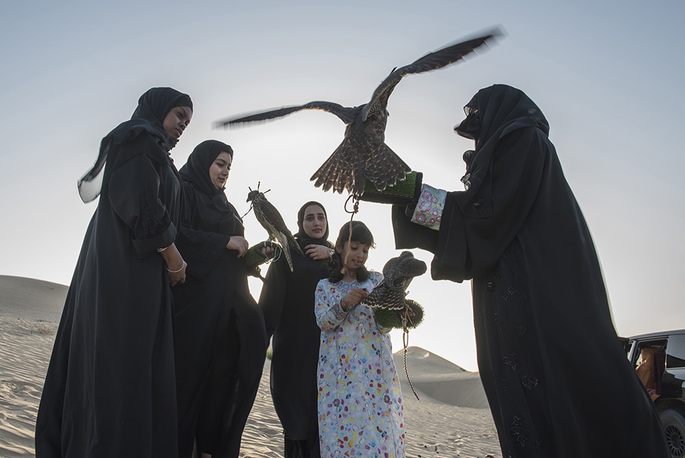 مصورة تسرد القصة الخفية للصقارات الإماراتيات بين رمال أبوظبي