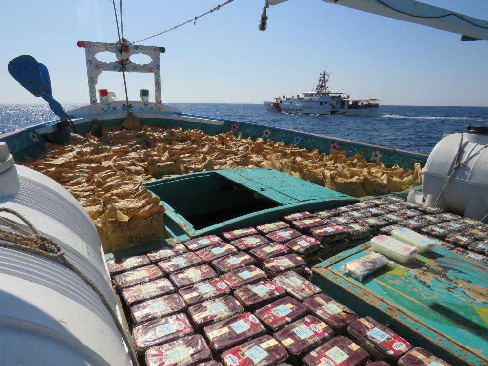 مصادرة 4 أطنان من الحشيش و512 كيلوجرام من الميثامفيتامين بخليج عمان