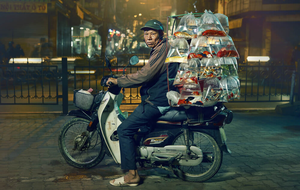 من أسماك الزينة إلى قطع الغيار.. بريطاني يوثق دراجات فيتنام وحمولتها "الغربية"