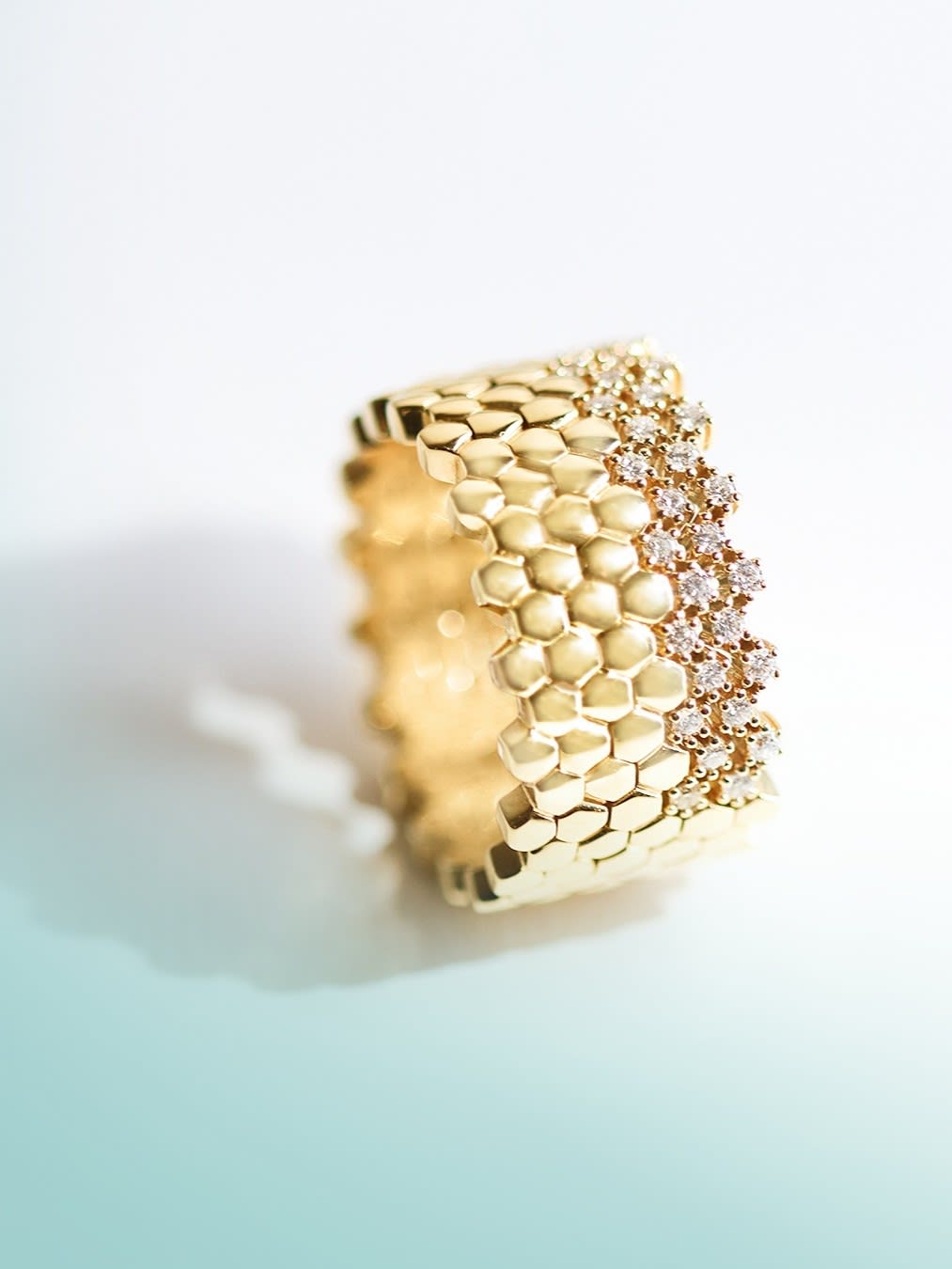 بين الوالدة والابنة.. شراكة تعيد تعريف المجوهرات العربية