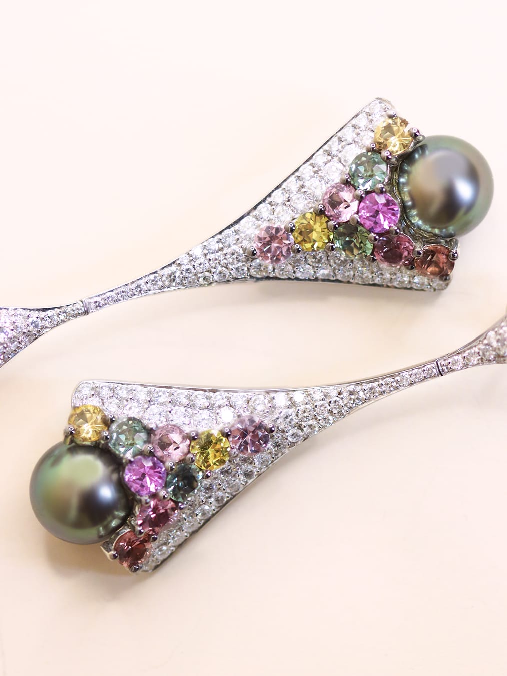 العلاقة بين الأم والابنة تكاملية لابتكار قطعا تجمع بين الكلاسيكية والحداثة. 