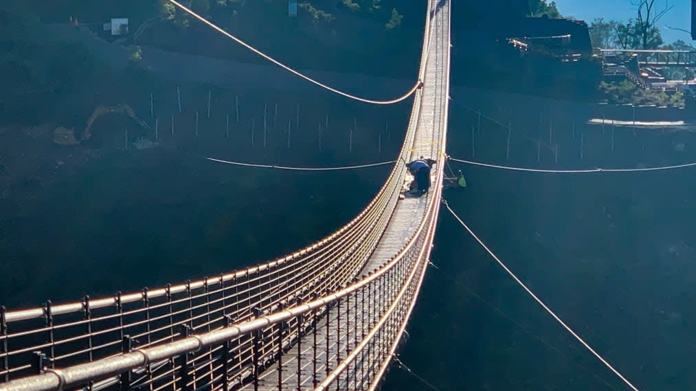كيف بدا أطول جسر مشاة في أمريكا بعد تزيينه بالأضواء؟