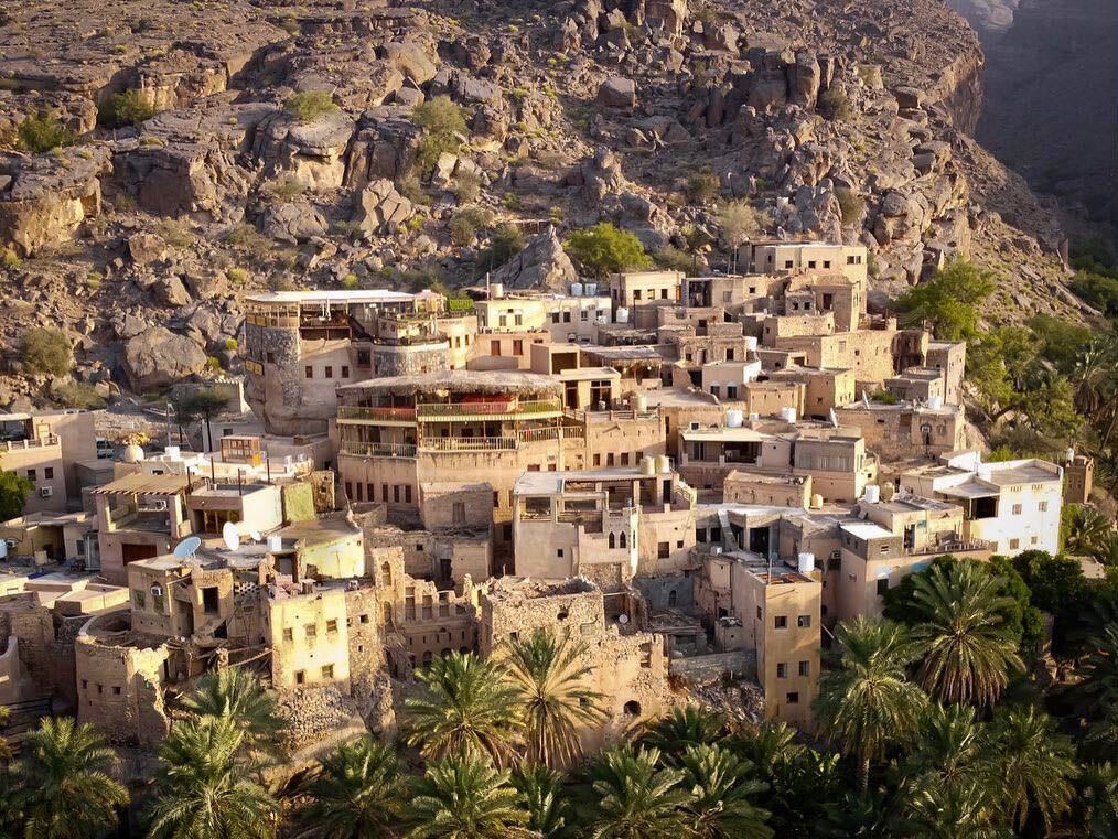 قرية جبلية في سلطنة عمان تستقطب إليها آلاف الزوار..ما السر؟