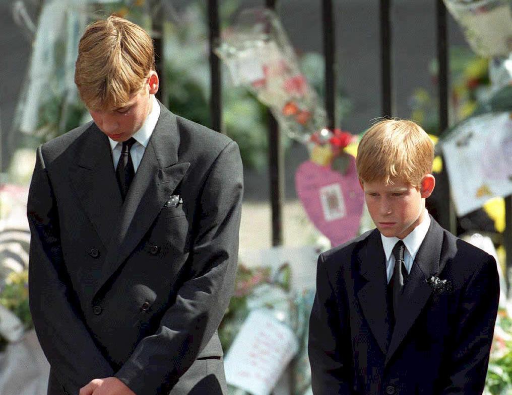Le prince Harry et le prince William aux funérailles de leur mère, la princesse Diana 