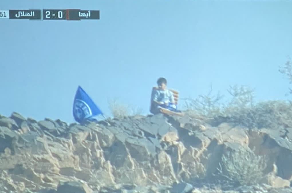 الطفل الهلالي.. مُشجع صغير يثير تفاعلا بمشاهدته مباراة الهلال السعودي من على قمة جبل