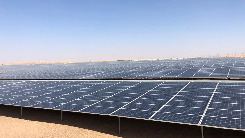 تنتج طاقة تكفي لـ90 ألف شخص.. أبوظبي تفتتح أكبر محطة مستقلة للطاقة الشمسية في العالم