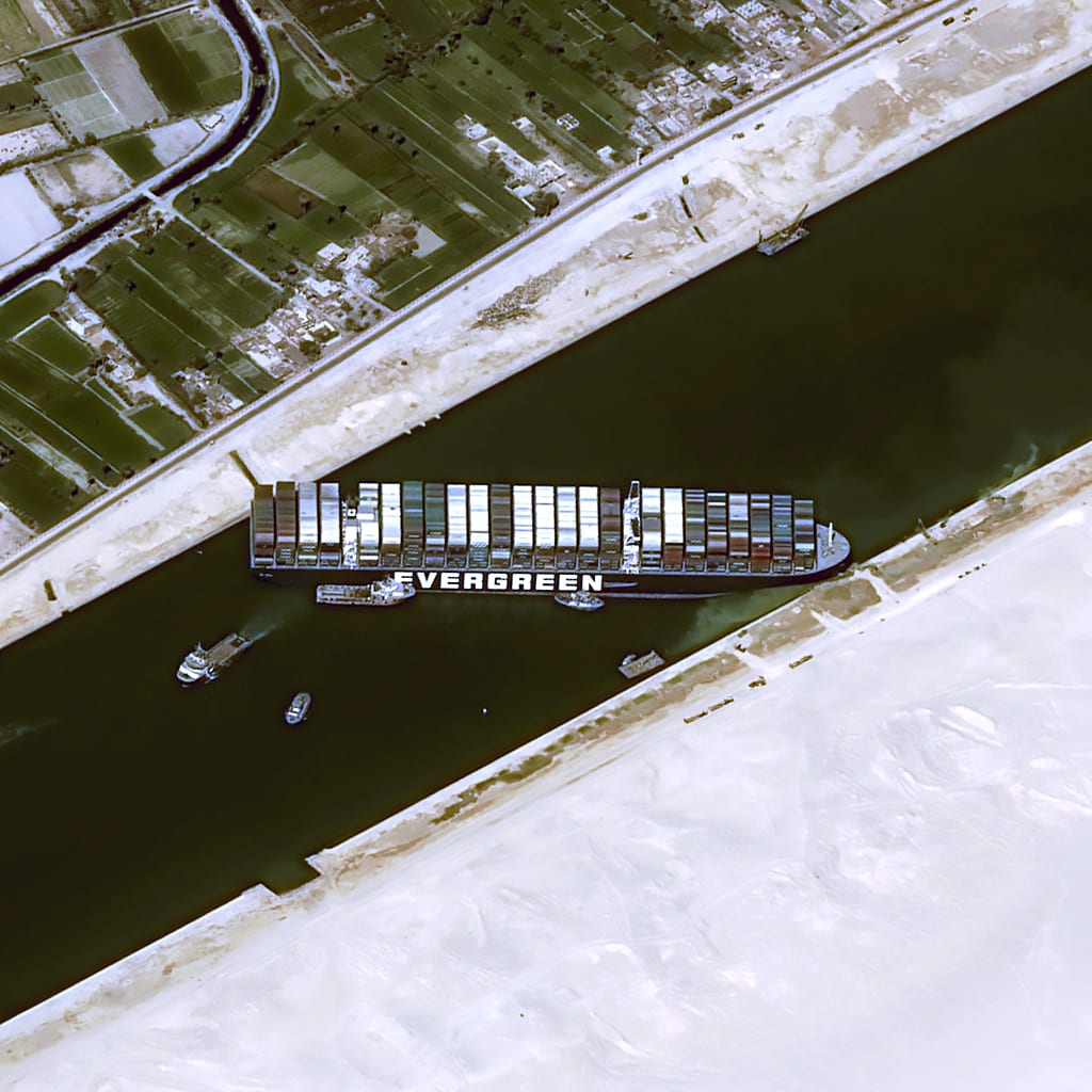 صور اقمار صناعية للسفينة الجانحة بقناة السويس