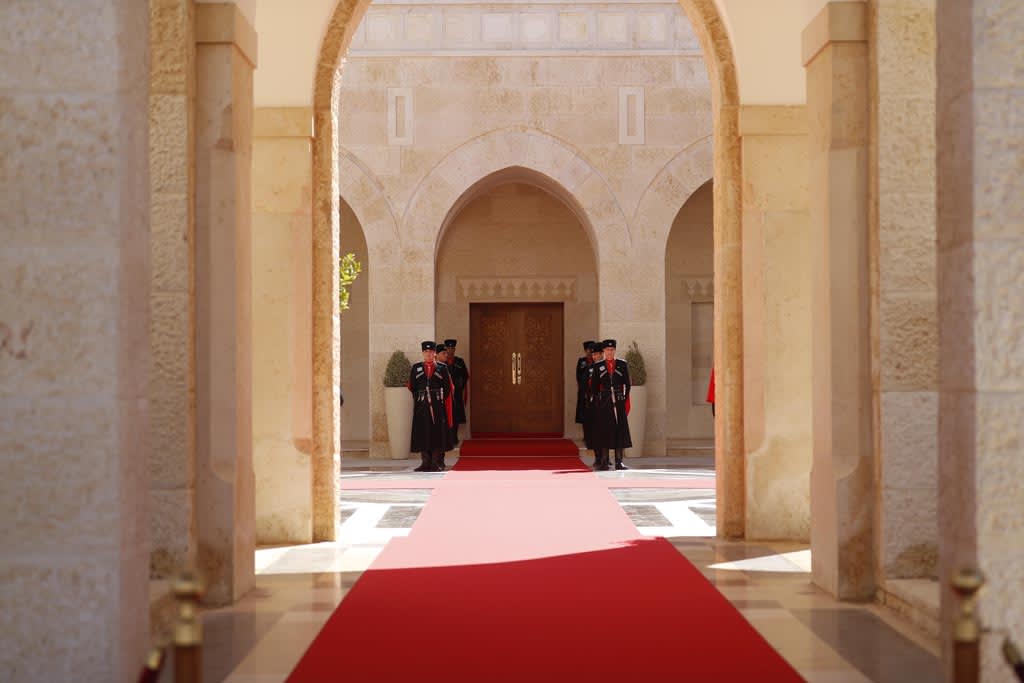 كيف سيتم استقبال ولي عهد الأردن ورجوة آل سيف بقصر الحسينية؟