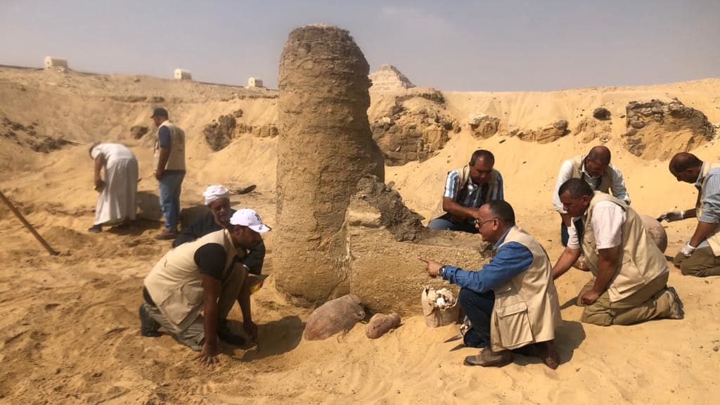 مصري يجرب سلق الدجاج كاملًا في مياه كبريتية ساخنة بواحة الفرافرة