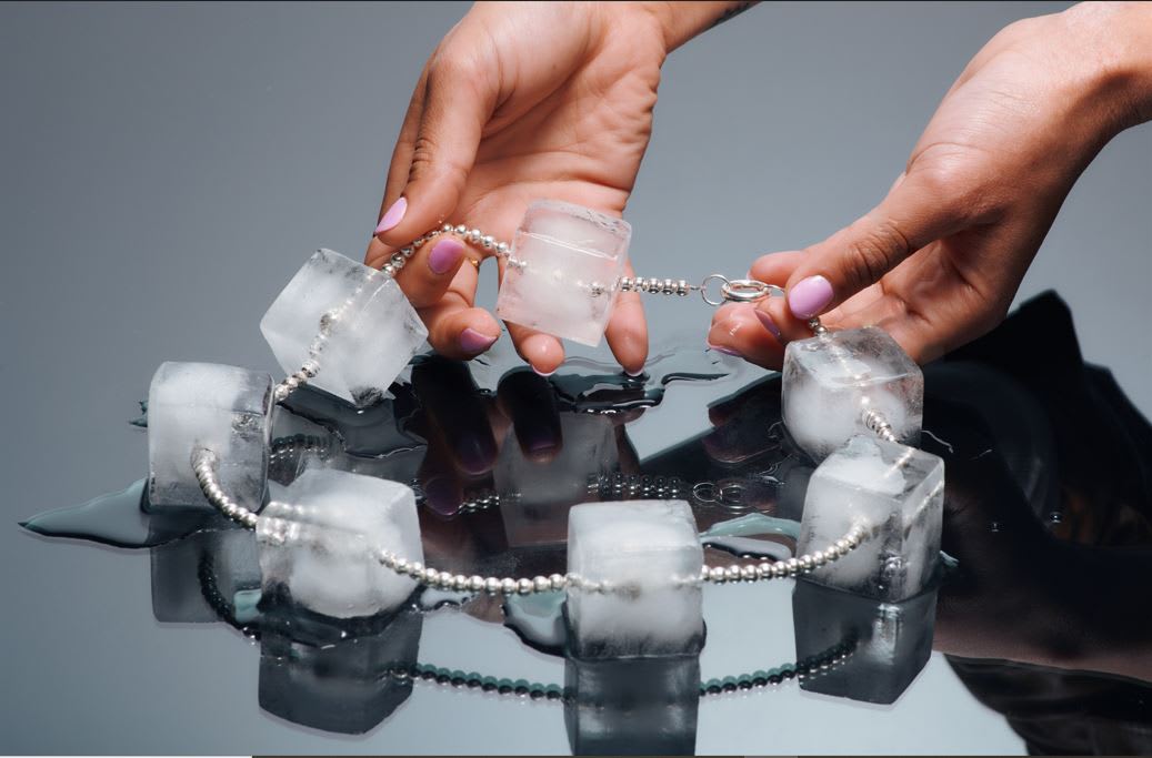 تذوب خلال 30 دقيقة.. سعودية تساهم في تصميم قلادة من مكعبات الثلج لمحاربة الطقس الحار