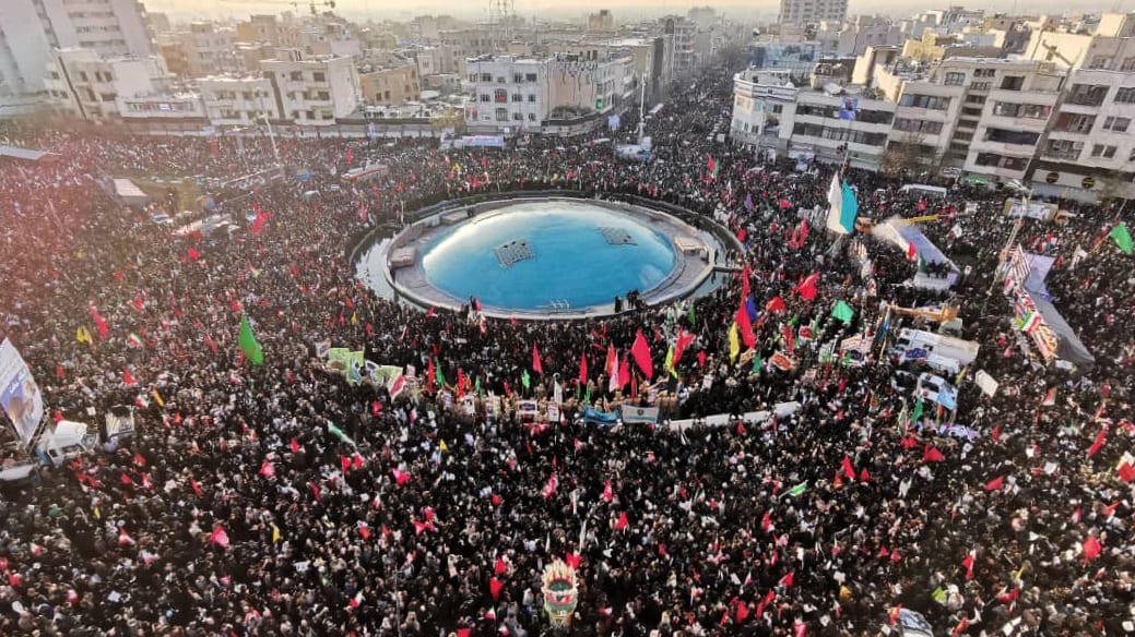 ‏آلاف المشيعين لسليماني والمهندس في مدينة مشهد الإيرانية