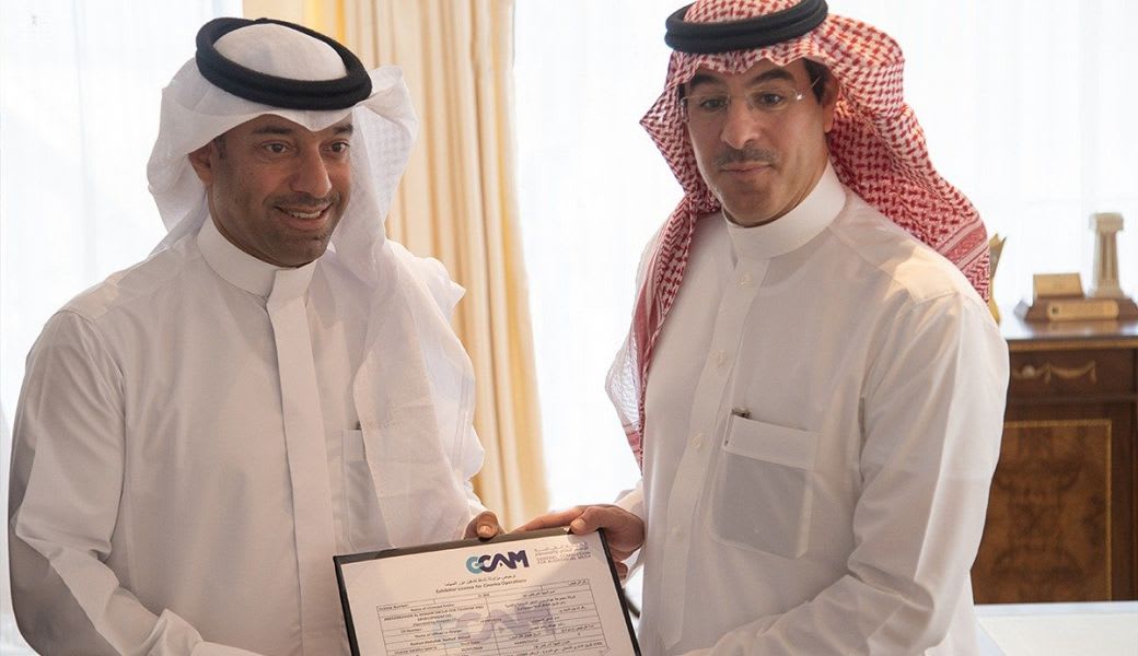 وزير الإعلام السعودي يسلم رخصة السينما الرابعة 