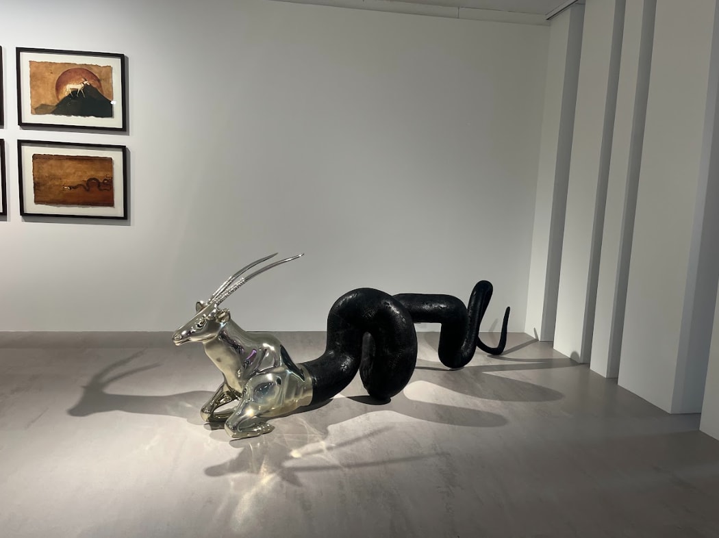 سعودي يدمج بين حيوان المها والثعبان في تكوين أسطوري .. ما سره؟