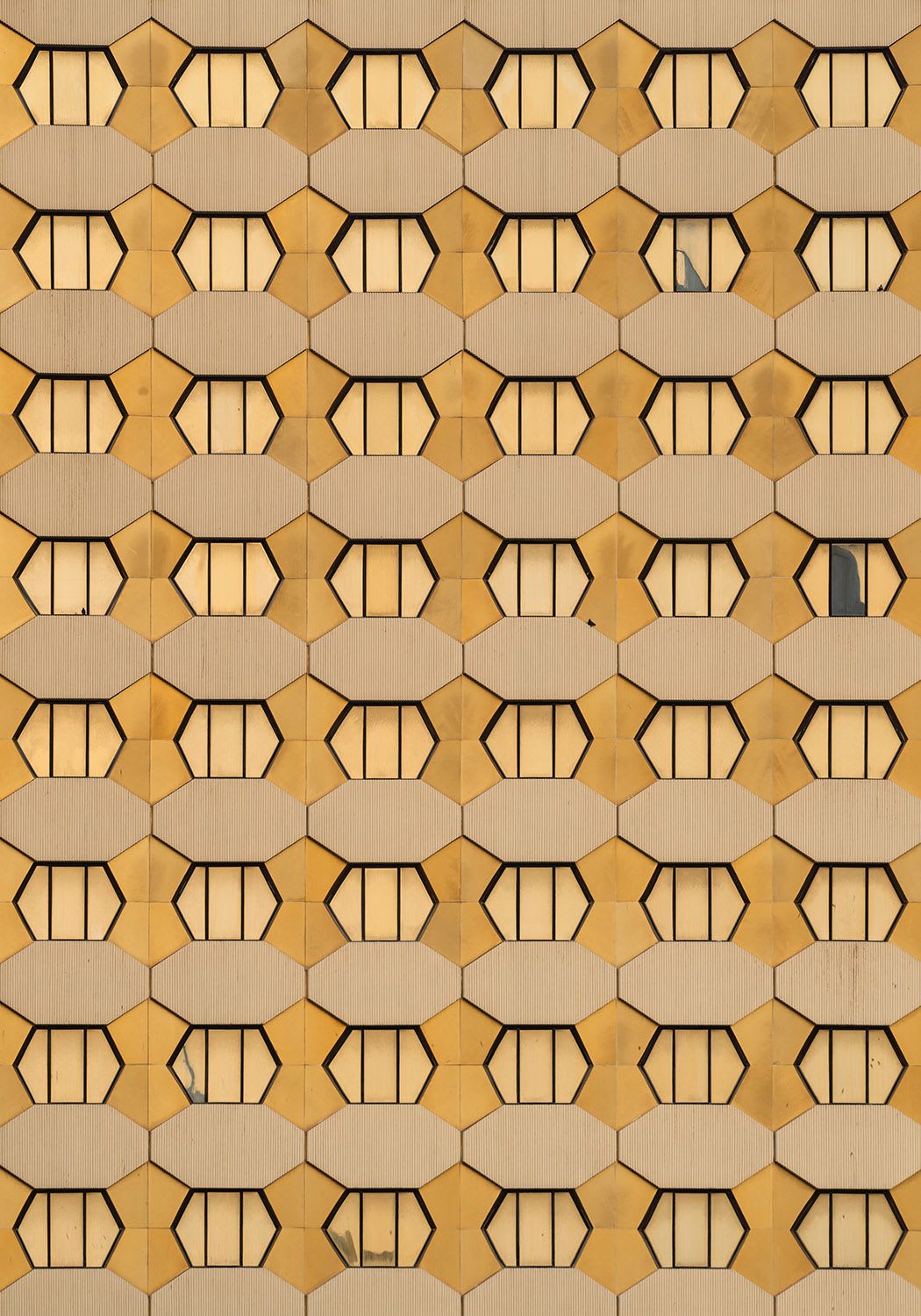 مصور إماراتي في أبوظبي يسعى لتوثيق الهوية المعمارية لبلاده