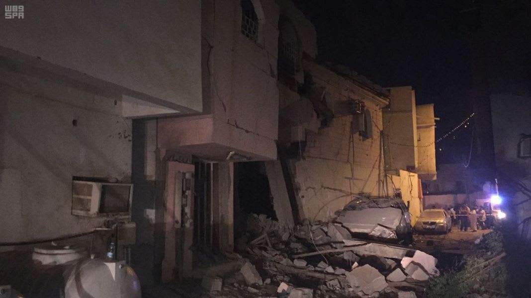 السعودية تنشر صورة لأضرار شظايا صاروخ باليستي أطلقه الحوثي