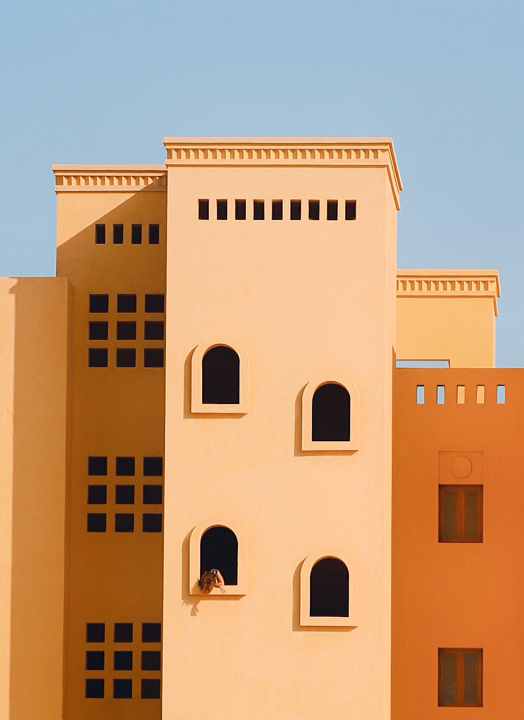 الجونة كما لم ترها من قبل.. مصورة تكشف سحر التفاصيل الصامتة في هذه المدينة المصرية