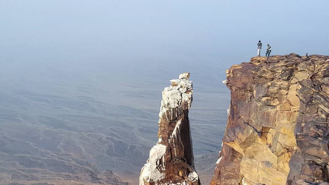 مصور يوثق المنظر "الخيالي" لجبال القهر بالسعودية