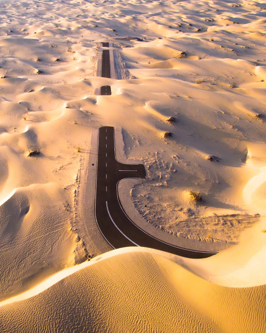 طريق مهجور تغطيه رمال صحراء أبوظبي