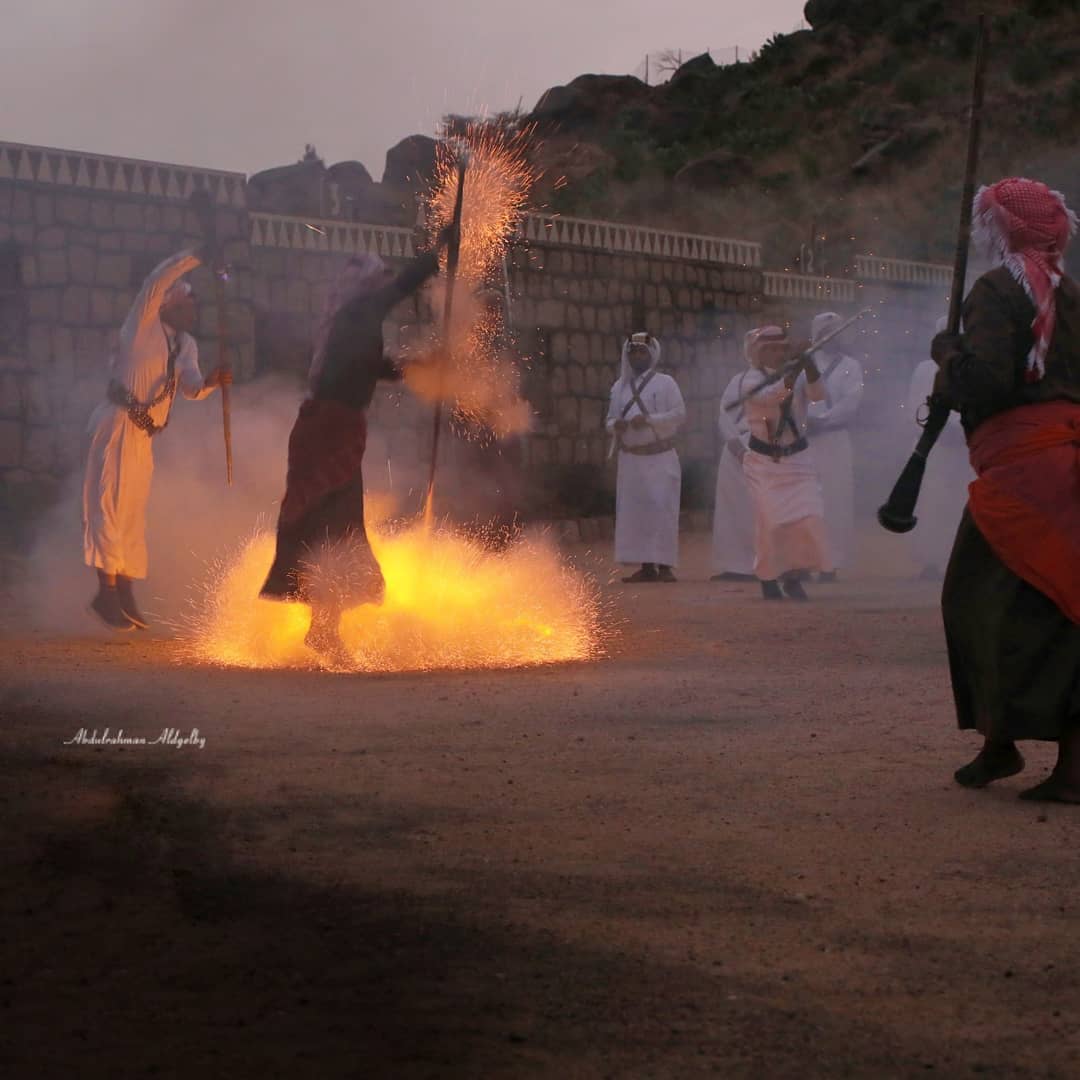 “رقصة النار".. مصور يوثق مشاهد ديناميكية لهذا التقليد السعودي