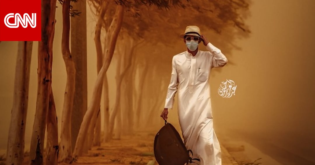 سعودي يرصد لقطة وصفها متابعوه بـ”التاريخية” وسط العواصف الرملية سعودي يرصد لقطة وصفها متابعوه بـ”التاريخية” وسط العواصف الرملية