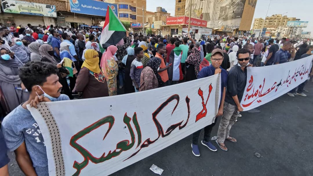 شاهد كيف واجه الأمن السوداني متظاهرين رافضين للإنقلاب