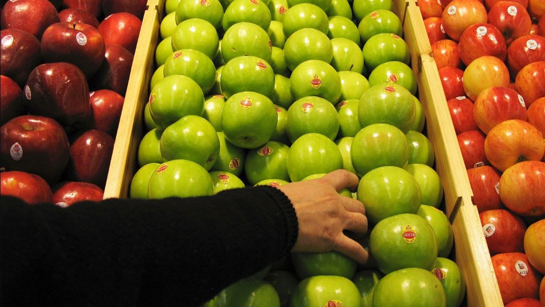فوائد "جديدة" للتفاح ستجعلك تتناول الحبة كاملة حتى مع بذورها