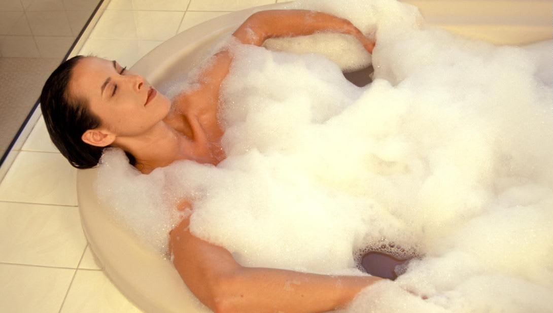 حمام ساخن قبل النوم بساعة أو ساعتين قد يحسن نومك بشكل كبير