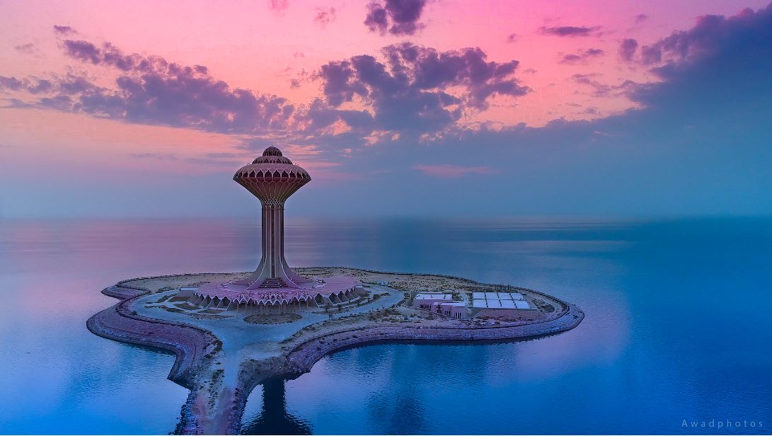 كأنها مدينة خيالية تطفو في الهواء.. هل تستطيع التعرف على هذه المدينة السعودية؟