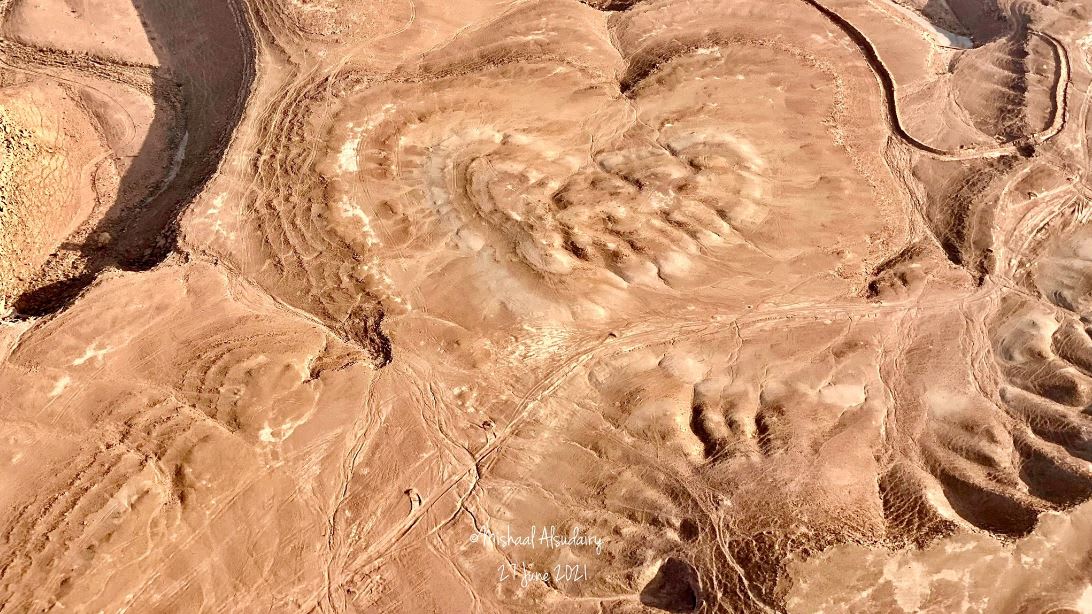 مصور يوثق قمة طبيعية على شكل قلب من الجو في السعودية.. هل تستطيع رؤيتها؟