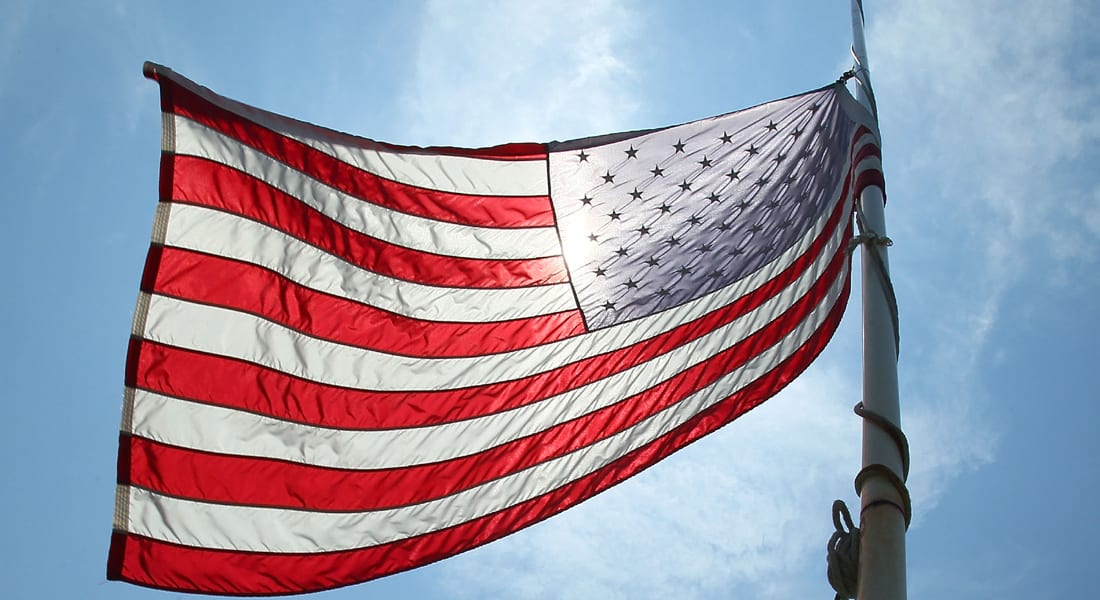قانون يفرض على الجيش الأمريكي شراء أعلام صنعت بأمريكا