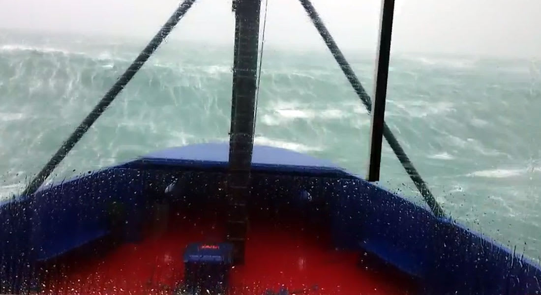 لا تشاهد هذا الفيديو إذا كنت تعاني من دوار البحر.. سفينة تصارع العاصفة