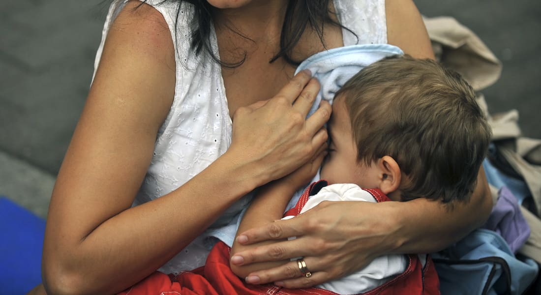 بحث: هل هناك مبالغة في فائدة الرضاعة الطبيعية؟