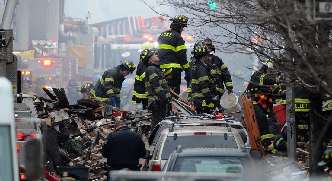 عمدة نيويورك: 250 رجل اطفاء بالمنطقة ومعلومات تشير لكون الغاز سبب الانفجار
