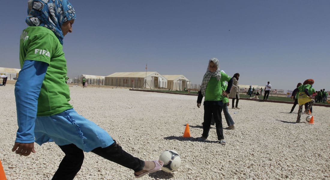 كرة القدم..لإعطاء جرعة أمل للاجئات السوريات في مخيم الزعتري 