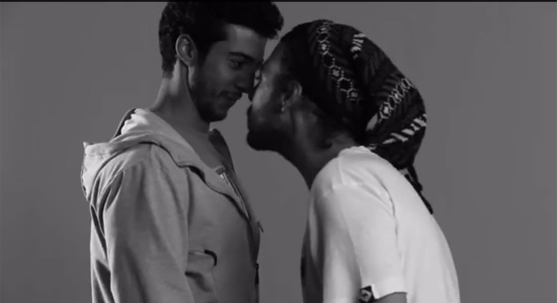 يوتيوب: كوميديون سعوديون يردون على فيديو "أول قبلة" بتجربة "أول خشم"