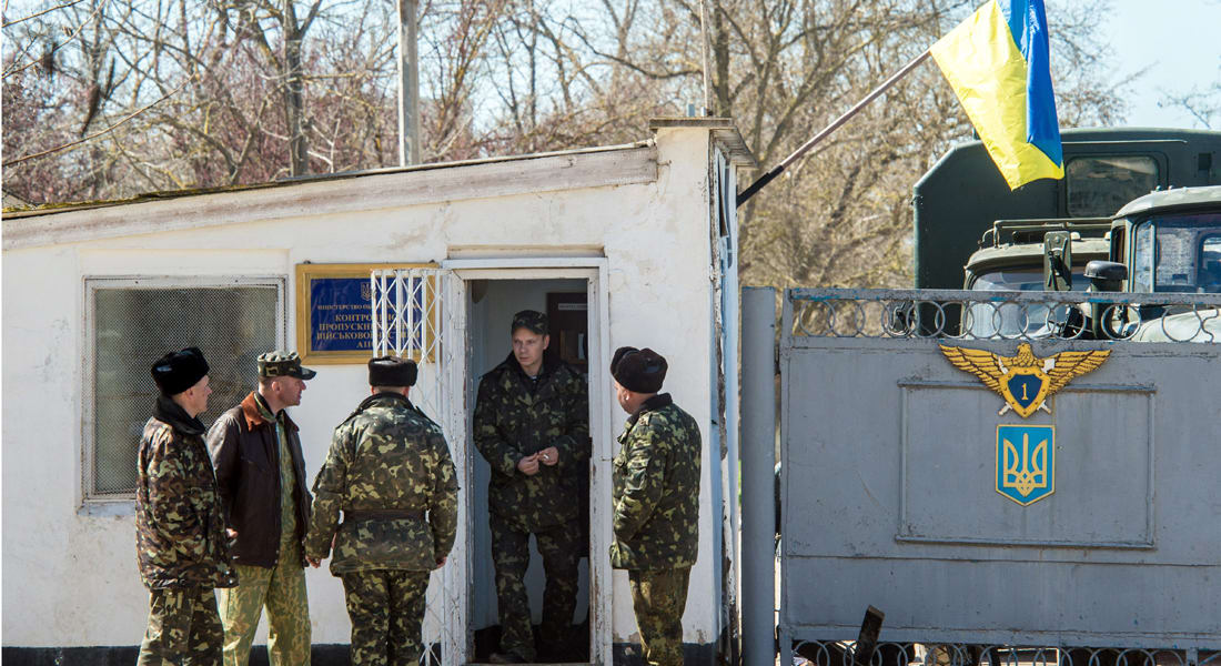 الجيش الأوكراني يستعيد السيطرة على قاعدة هاجمها مسلحون من القرم