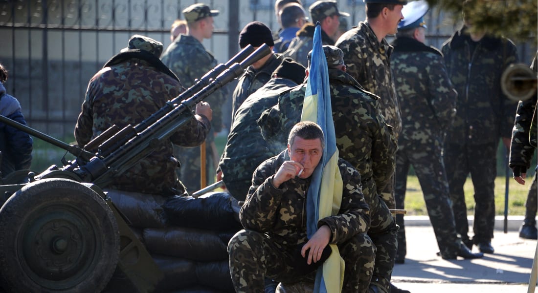 قوات روسية خاصة تقتحم قاعدة جوية أوكرانية بالقرم