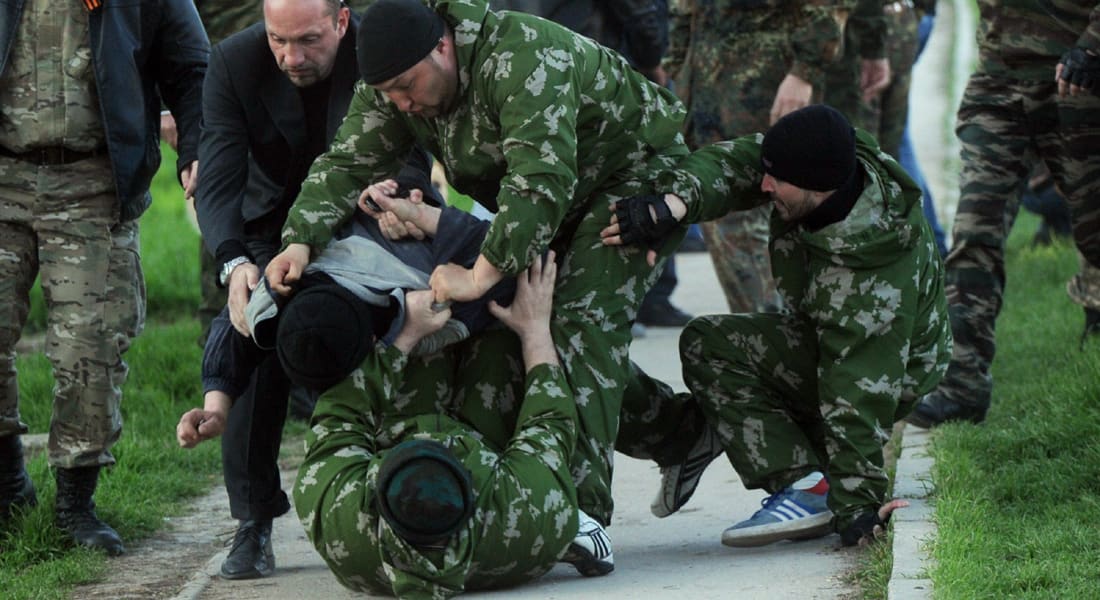 القوات الروسية تحكم سيطرتها في القرم ومظاهرات تأييد في مدن أوكرانيا
