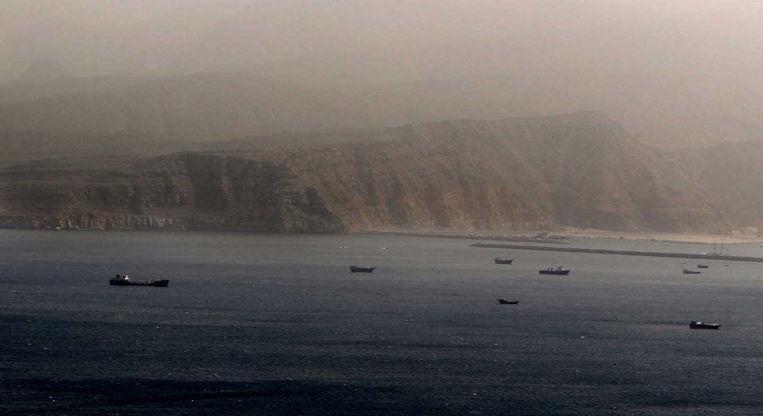إطلاق نار على سفينة شحن ومطاردة أخرى بمضيق هرمز بين إيران وعُمان