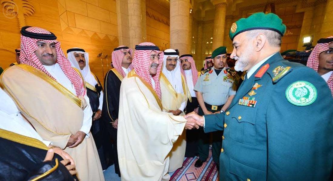 الأمير مقرن يستقبل المبايعين "على الكتاب والسنة" والسديس يشيد بـ"استقرار البيت السعودي"