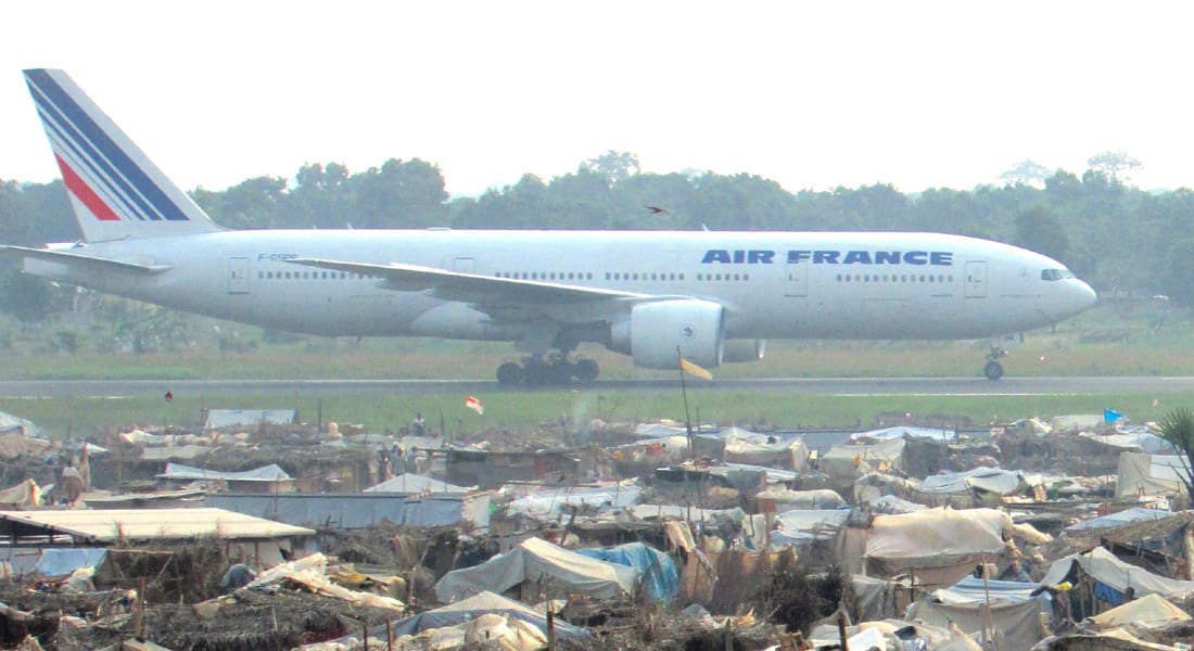 فرنسا تحتجز ركاب طائرة قادمة من أفريقيا للاشتباه بحالة "إيبولا"