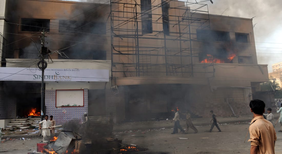 باكستان: 10 قتلى بتفجيرين استهدفا سينما "إباحية" في بيشاور