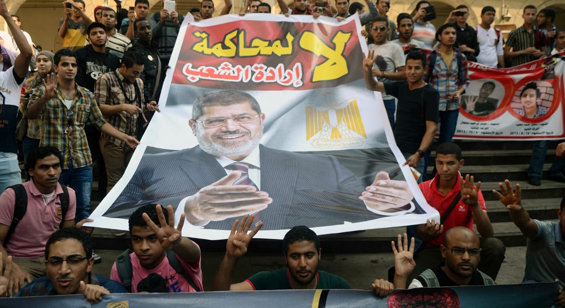 مرسي يعود لـ"القفص الزجاجي" السبت بعد مقتل حارس أحد القضاة