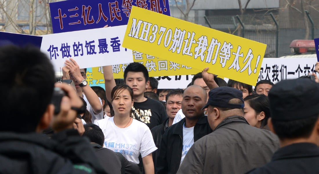 أقارب ضحايا الطائرة يتظاهرون أمام سفارة ماليزيا في بكين