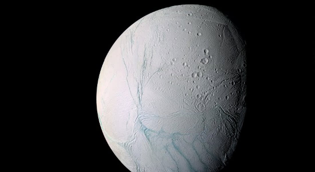 اكتشاف محيط مياه ضخم تحت الجليد بقمر حول زحل