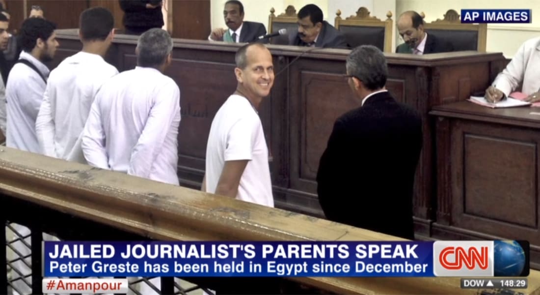 أم صحفي الجزيرة الاسترالي الموقوف بمصر: يقرأ علب الطعام والشراب وصنع شمسا بزنزانته