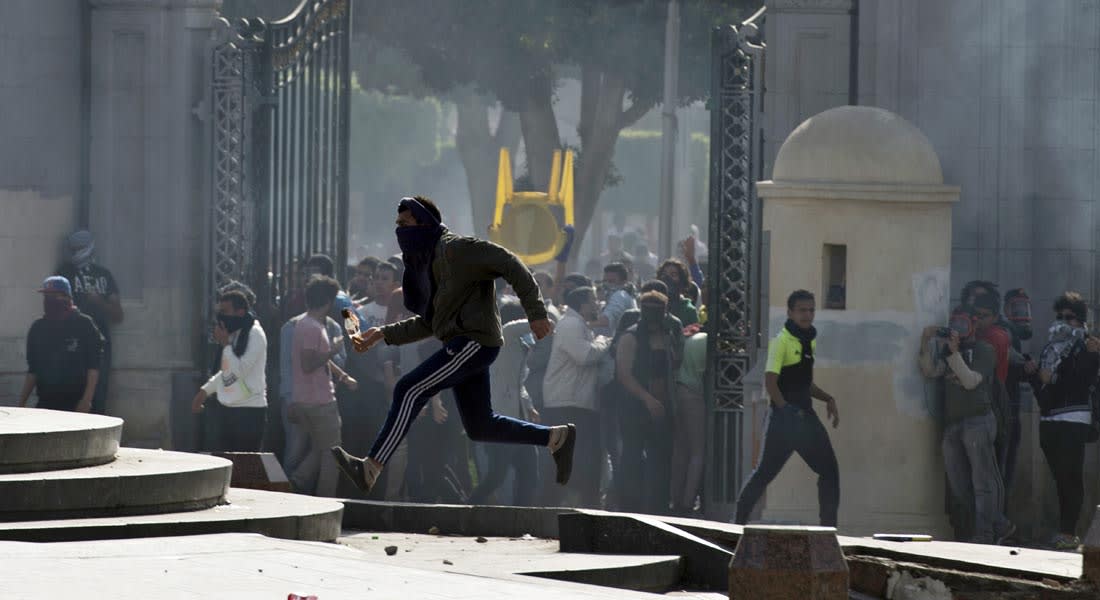 يحدث في مصر.. 37 جريحاً باشتباكات وانفجارات بجامعات ومدارس