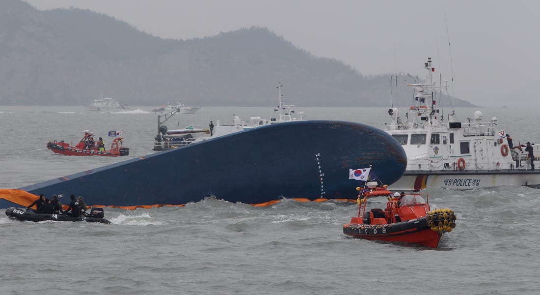 كارثة السفينة الكورية.. رسائل من تحت الماء و"صعوبات" توقف البحث