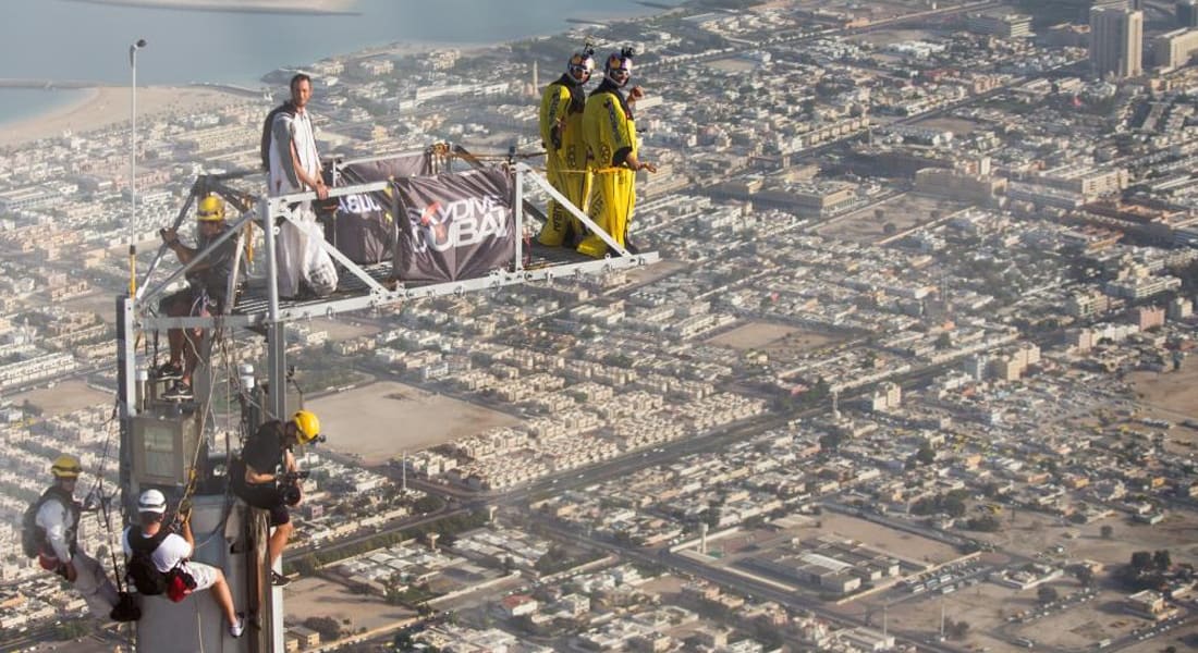 بالفيديو: دبي تحقق رقما قياسيا دوليا بالقفز من برج خليفة الأعلى بالعالم